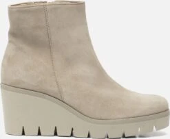 Gabor Enkellaarsjes Dames / Laarzen / Damesschoenen - Suède - 94.780.12 - Beige - Maat 38.5 -Gabor Verkoop 2024 1200x985 1